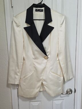 oNo Vintage Cream Blazer with Black Contrast Lapel Size L